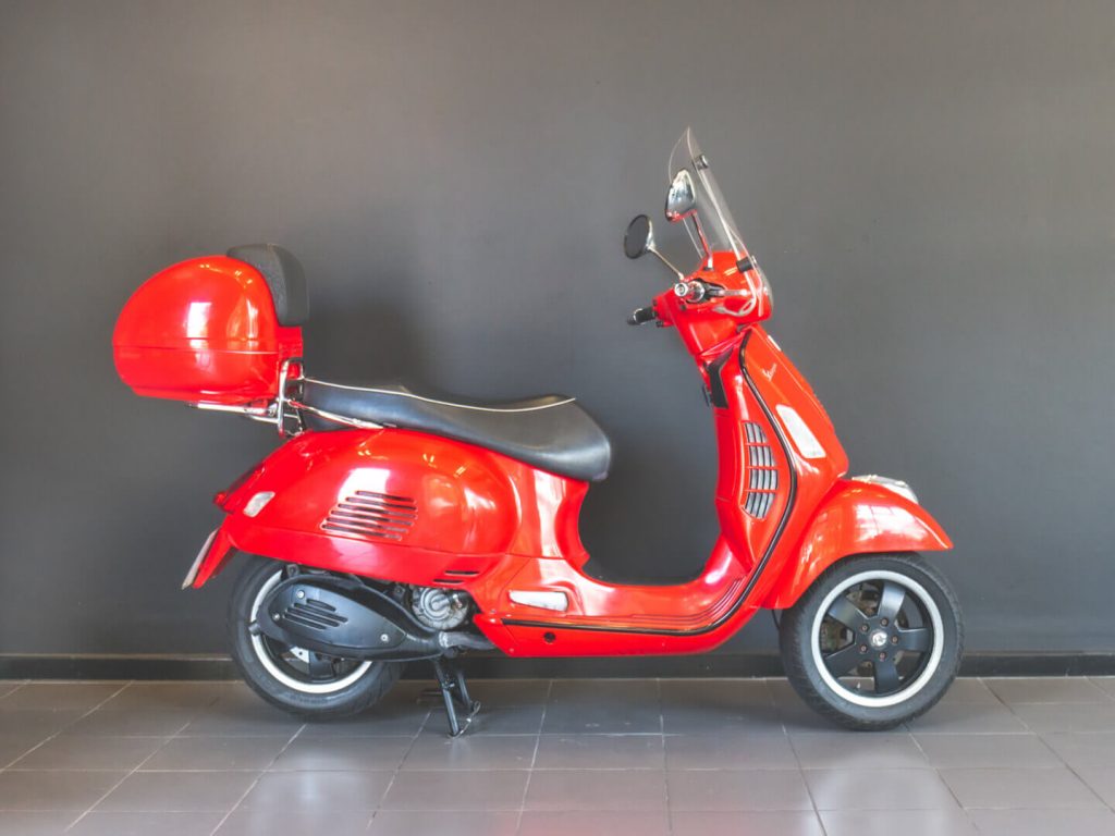 Vespa GTS300 Super Black Cape Town Vespa Rentals