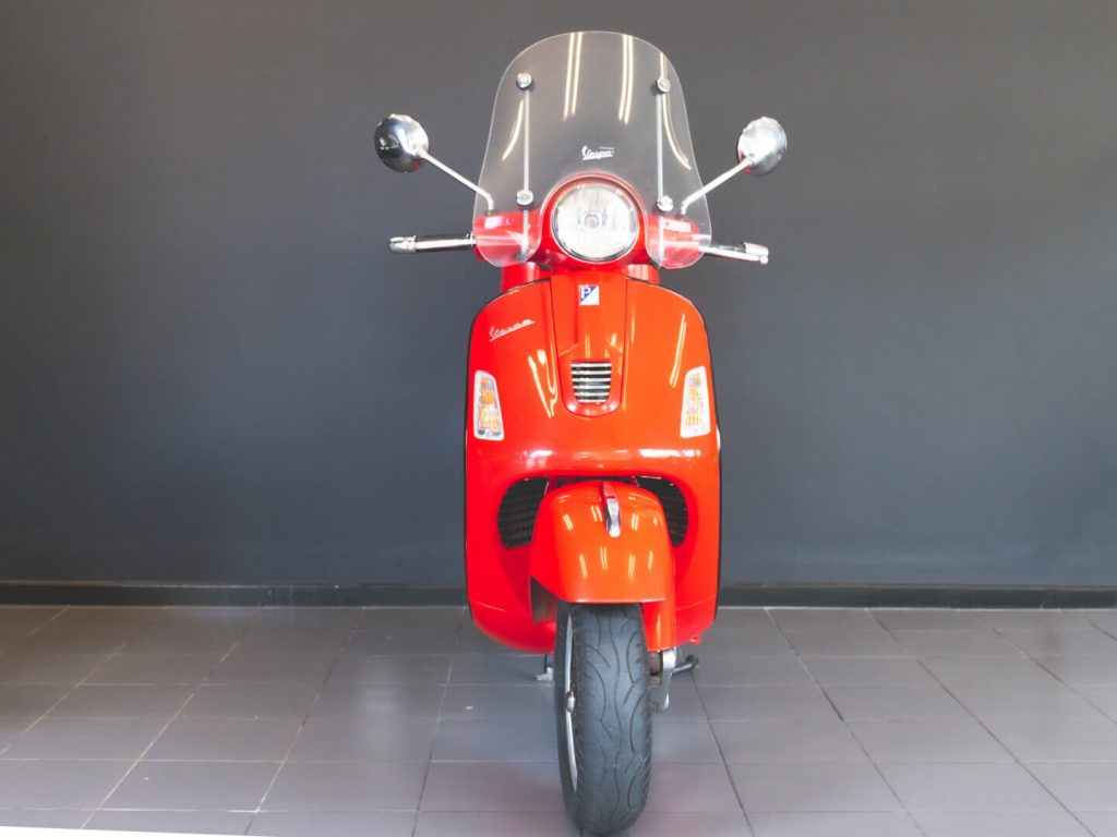 Vespa GTS300 Super Black Cape Town Vespa Rentals