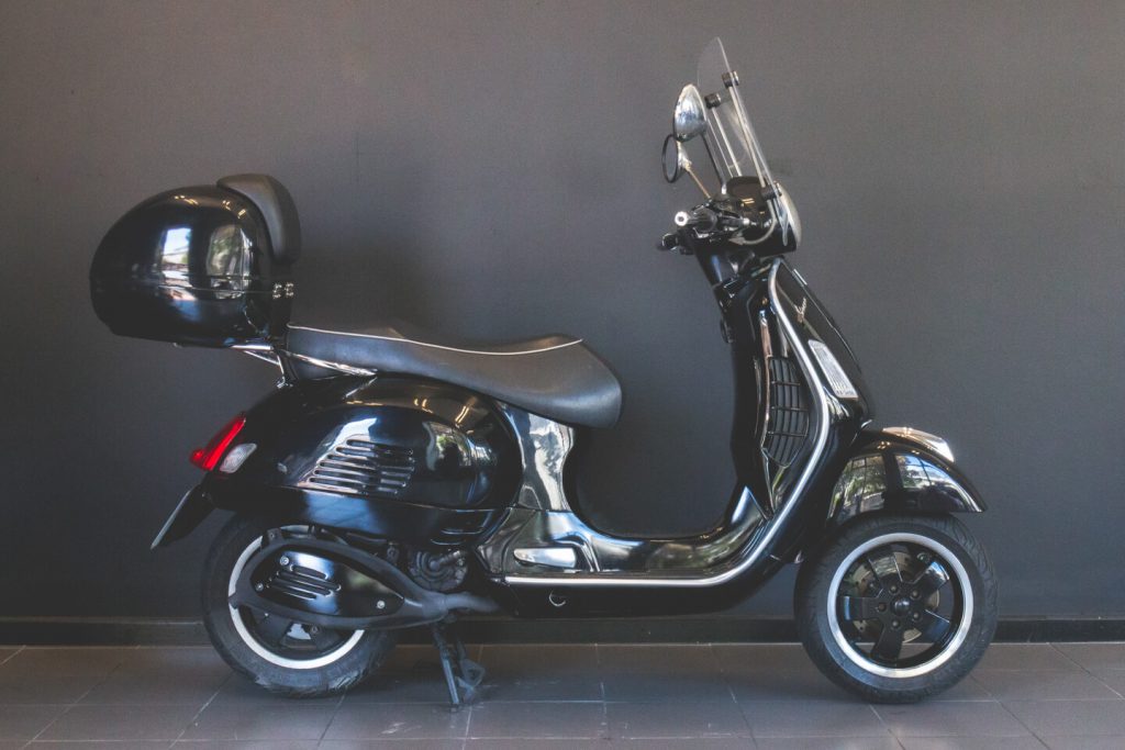 Vespa GTS300 Super Black Cape Town Vespa Rentals