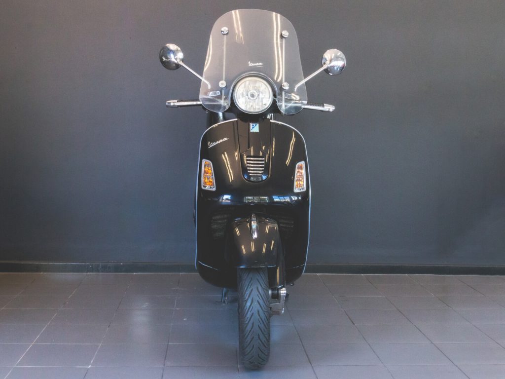 Vespa GTS300 Super Black Cape Town Vespa Rentals